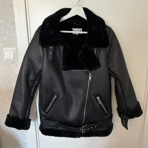 Pilotjacka - Helt oanvänd jacka från na-kd i oversized passform med supermjuk fuskpälsfodrad insida😍 Nypris 799kr