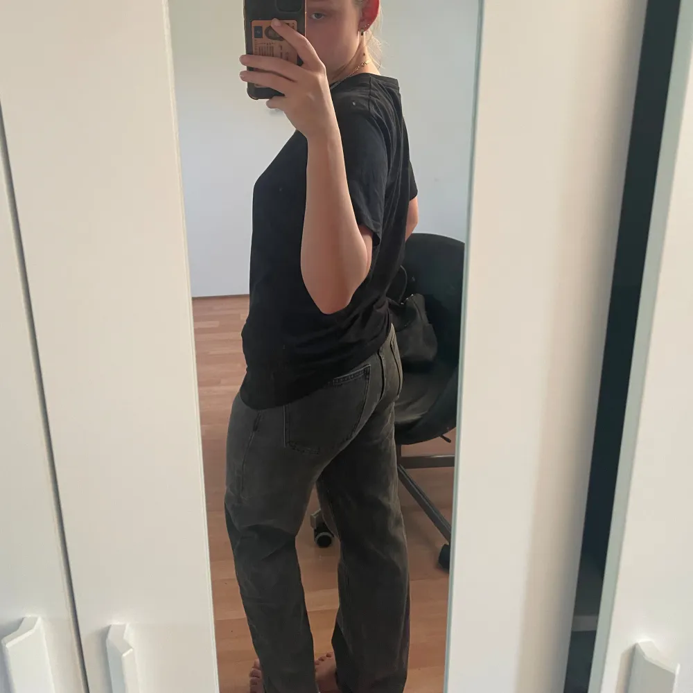 Säljer mina gråa midrise jeans från zara i storlek 34 som knappt är använda 🩷detta eftersom jag fördedrar dem pösigare 🩷. Jeans & Byxor.