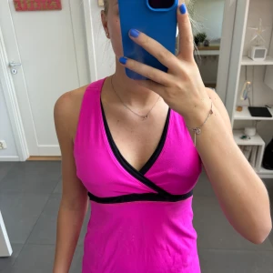 Lululemon träningslinne med inbyggd bh  - Väldigt bra skick! Går inte att hitta i butik längre 
