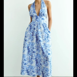 Zara klänning  - Långklänning med superfint blå blommigt mönster. Skönt svalkande material!! Aldrig använd❤️
