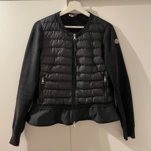 Moncler Cardigain - En Moncler Cardigain i fint skick, defekter syns i sista bilderna, jackan är lite solblekt skulle jag tro. Köpt på MyTheresa.