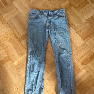 Ljusblåa Levis jeans  - Ljusblåa 501 Levis jeans i storlek 32/30. Använda fåtal gånger 