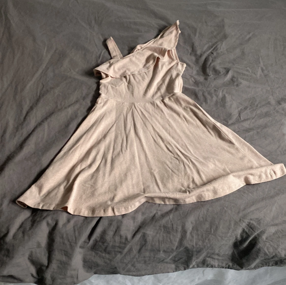 Beige klänning med volangdetalj - 90