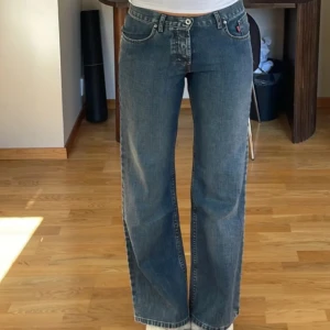 Lågmidjade jeans - (Lånade bilder) supersnygga byxor från Rogers i nyskick!!🤩 Tjejen på bildern är 177. Det står storlek 13 men har m/l passform. Midjemått 40cm, innerben 77cm. Säljer då de inte passade mig!!❤️❤️ Pris kan diskuteras 