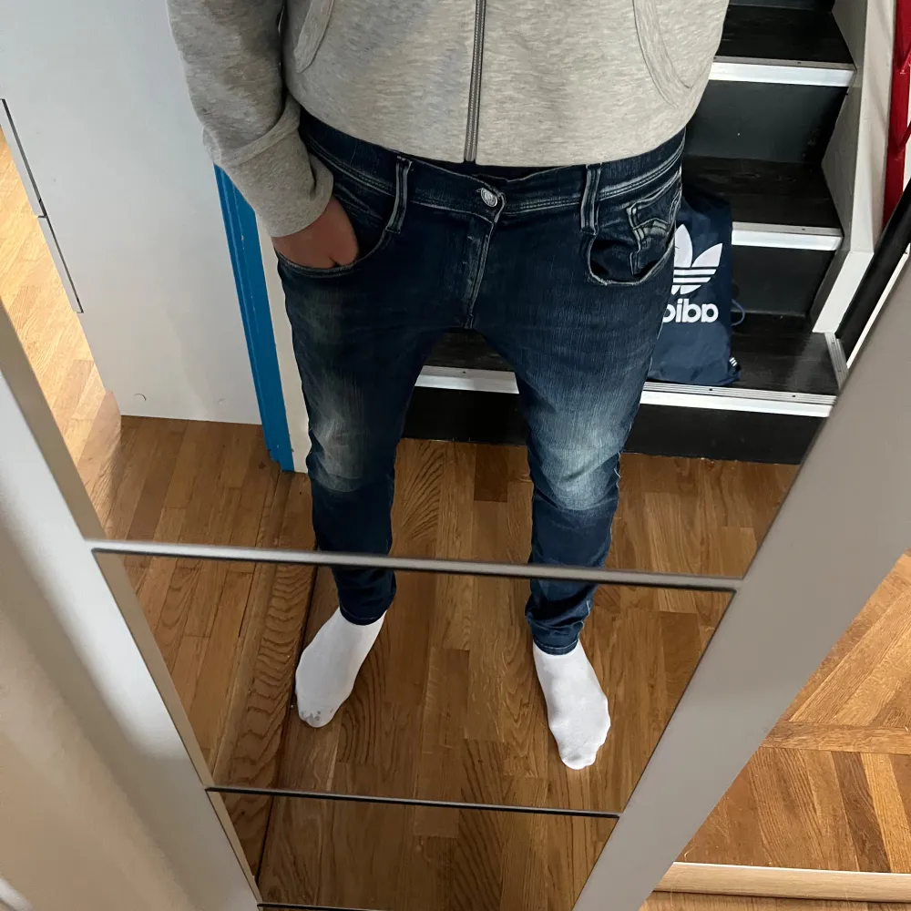 Säljer dessa sköna replay jeans i Slim fit! Stretch passform och riktigt snygg tvätt! Hör av dig vid frågor💯Skick 9/10. Nypris 1800, mitt pris 799! Kan diskuteras vid snabb affär!. Jeans & Byxor.