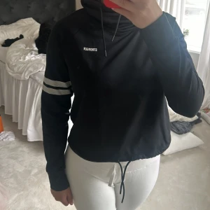 Hoodie - En jättefin träningshoodie från Stronger, inga defekter. Den är i storlek S. Skriv för frågor, svarar snabbt💗
