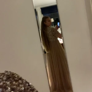 Balklänning  - Köptes på Sellpy i april för 600 kr, endast testad en gång och prislappen är kvar! Säljer då jag inte kommer få användning ut av den, som referens är jag 159 cm. Pris går att diskutera.🥰