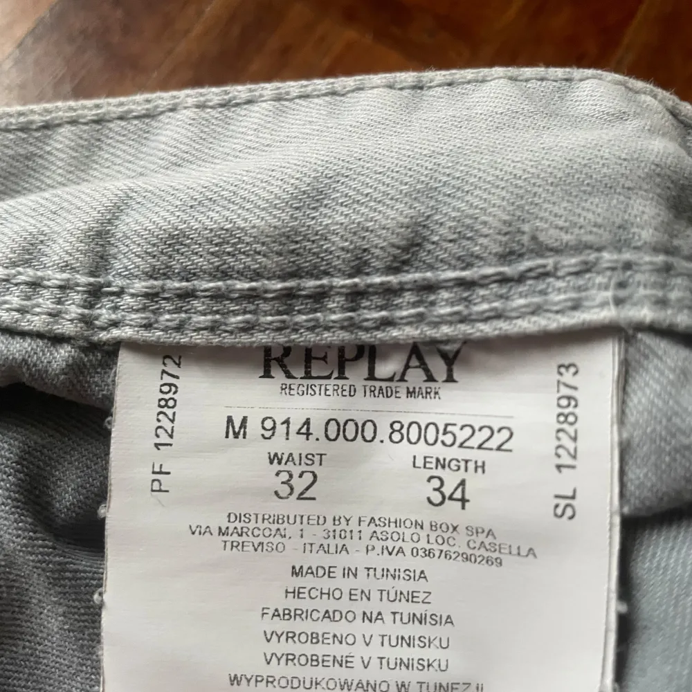 Replay Anbass Jeans, använda 5-10 gånger. Skick 8/10. Storlek 32-30 men passar runt 29-30.  Innerbenslängd - 66 cm Midjemått - 82 cm. Jeans & Byxor.