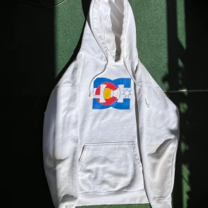 DC-hoodie 2000 tal ”colorado” - Nice luvtröja varm och tjock. Några mindre fläckar men förväntat för dess ålder.