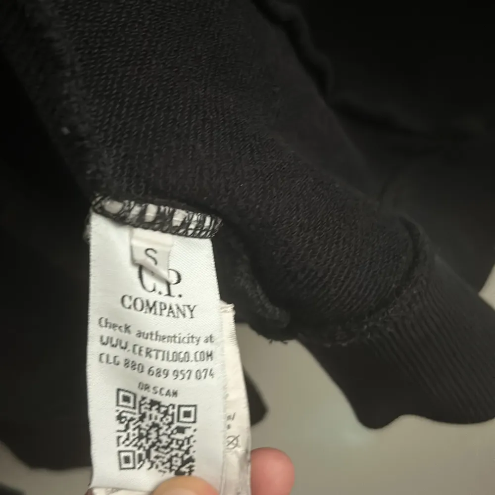 Säljer denna cp company  Färgen har gått bort lite men inget man märker som man ser på bilderna därför säljs den så billigt. Pris kan diskuteras!. Hoodies.