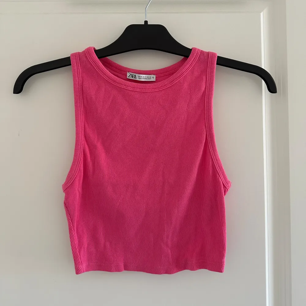 Säljer en superfin rosa ribbad linnetopp från Zara. Perfekt för sommardagar eller som ett lager under en jacka. Den är ärmlös och croppad, vilket ger en trendig look. Toppen är i nyskick och redo för nya äventyr!. Toppar.