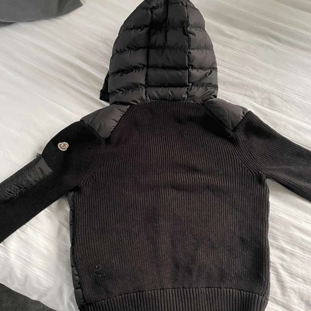 Så snygg moncler cardigan med luva i svart. Herr. Äkta. qr-kod finns som bevis (kolla sista bilden). Inga andra äkthetsbevis än de som finns på bilderna. Jättefint skick, minimala tecken på användning. Herr storlek m. Skriv om ni har några frågor☺️. Jackor.