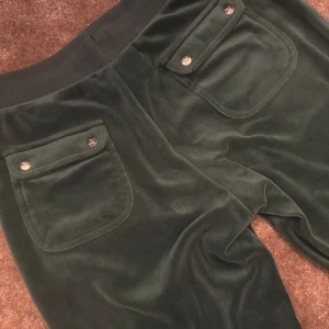 juicy couture byxor  - säljer dessa juicy byxor då de är för små! storlek 9-10 år i färg mörkgrön! Pris kan diskuteras💕