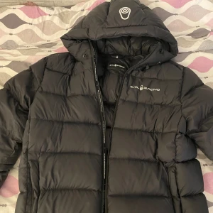 Sail racing jacka - Säljer min Sail racing vinter jacka som är perfekt till vintern den är varm och i bra skick, enda defekten på jackan är lite smuts vid vänster fickan som ja inte fått bort därav priset. Priset kan diskuteras 💓