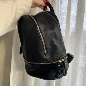 Ryggsäck  - Fin ryggsäck i mycket bra skick. Inköpt för flera år sedan och har hängt i garderoben senaste åren. Vet tyvärr inte märket 💗