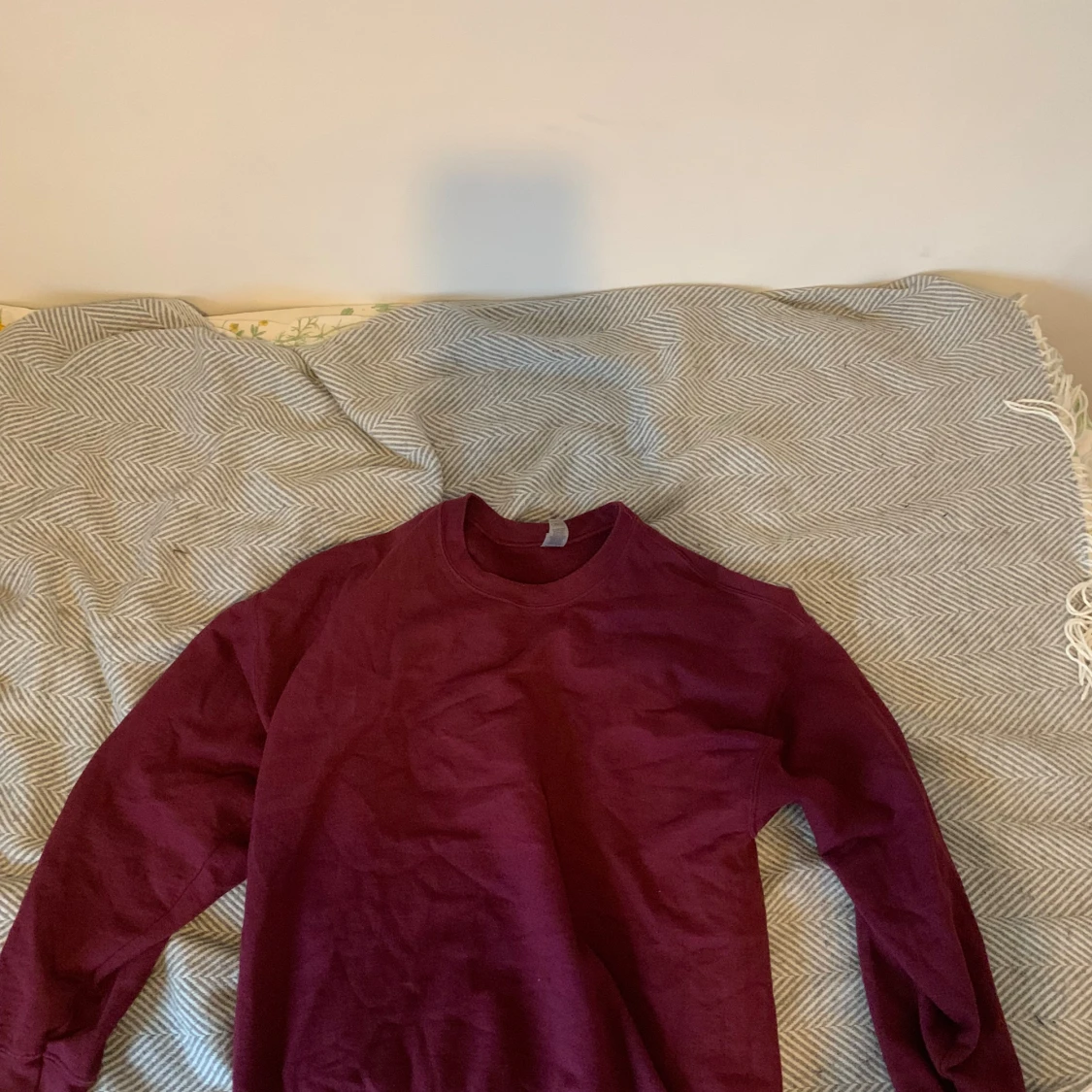 Vinröd tröja