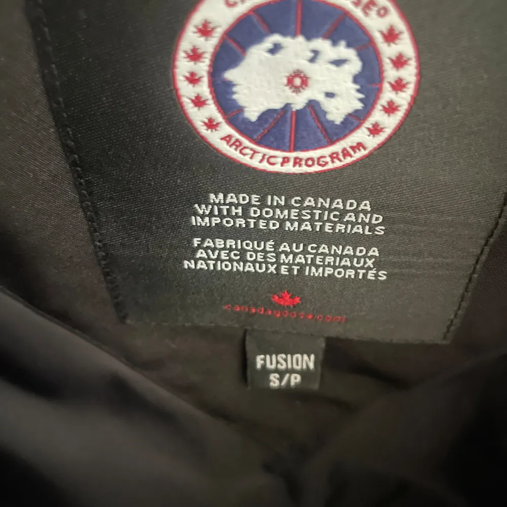 Hej! Jag säljer min Canada Goose väst då den inte kommer till användning.  Pris 2500 A kop . Jackor.