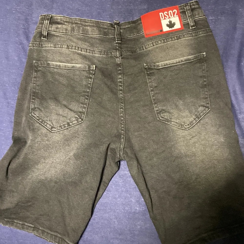 Hej säljer ett par dsquared2 jeans short i storlek 48 motsvarar dem som är runt 170-180 cm långa jätte sköna jeans i ny skick testat en gång!  Pris kan diskuteras. Jeans & Byxor.