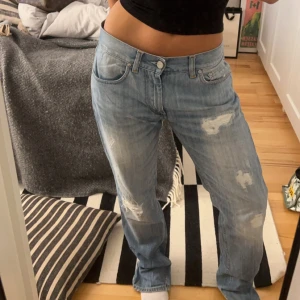 Acne studios jeans  - Säljer mina super coola lågmidjade jeans från Acne Studios🩷 Storlek - 28/32 Tveka inte på att skriva privat om du har fler frågor!🥰