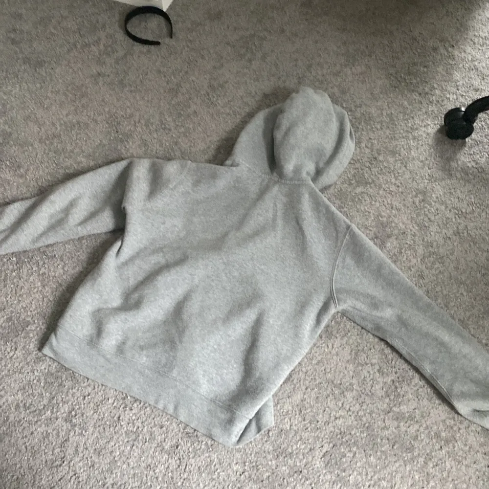 Polo ralph lauren tröja, storlek 14-16 L/G ,bra nävarna några gånger. Hoodies.