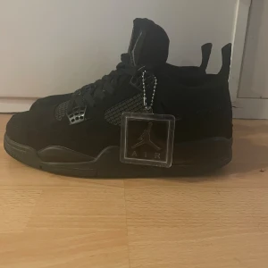 Jordan 4 Black cat - Jordan 4 black cat  Skorna är lite cresade och smutsiga men de går o fixa, JAG RENGÖR SKORNA INNAN JAG SKICKAR DE. Crese skydd ingår, Jag fixar cresingen vid 200 extra betalt 
