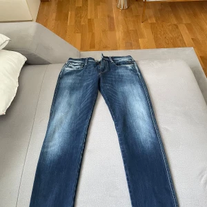 Replay jeans  - Hej! Säljer ett par replay jeans PGA att dom har blivit för små, har haft dom runt 4 månader dom är i bra skick inte sönder nånstans helt fräscha. 