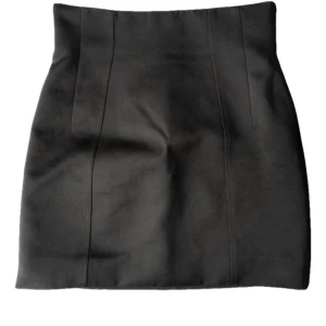 Kjol från Nathalie Schuterman - Jätte fin kjol i svart tjockt satäng tyg, storlek XS från Nathalie Schuterman.  Har prislappen kvar. Kjol nypris : 6,495 kr 