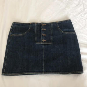 Jeans kjol Armani jeans  - Jeans kjol från Armani Jeans med knapp knäppning och bakfickor! 