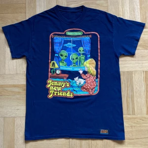 Blå t-shirt med tryck från Steven Rhodes - T-shirt av Steven Rhodes: ”Jenny's new friends”