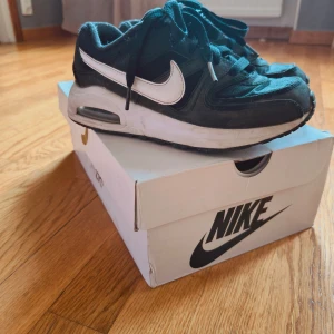 Nike Air 35 - Säljer ett par svarta Nike Air stl 35. 22cm . Använda men inga nötningar i hälen eller skavanker.