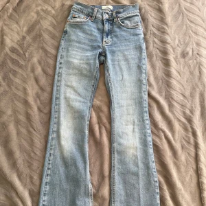 Bootcut jeans - Snygga lågmidjade bootcut jeans från Gina Tricot🤩 Använda men i fint skick, köpare står för frakt💞Säljes då dom är för små. Pris kan diskuteras!