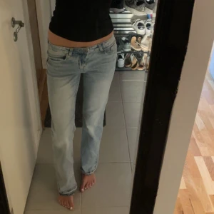 Lågmidjade jeans - Lågmidjade jeans från H&M, sprättat upp längst ner så de blir längre och även tillsatt en knapp i midjan så man kan välja att ha tajtare runt midjan (så jag har det i bilden)