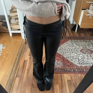 Skinnbyxor  - Så snygga lågmidjade Skinnbyxor/ läderbyxor från newyorker storlek xs men passar nog xs/s. Super skick