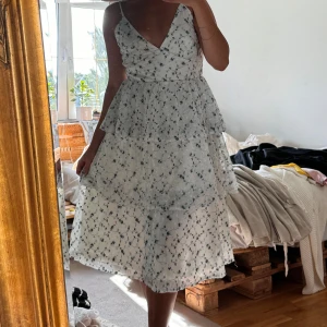 Klänning  - Blommig klänning från Nly. Oanvänd💕