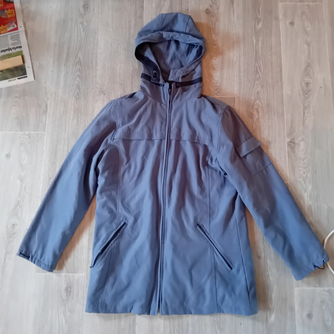 Blå vindjacka med huva