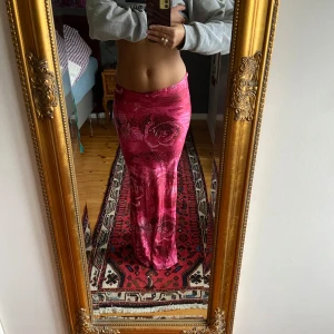 blommig klänning/kjol - assnygg klänning som tyvärr är för liten för mig. kan användas som kjol vilket jag gör på bilderna. superbra skick!