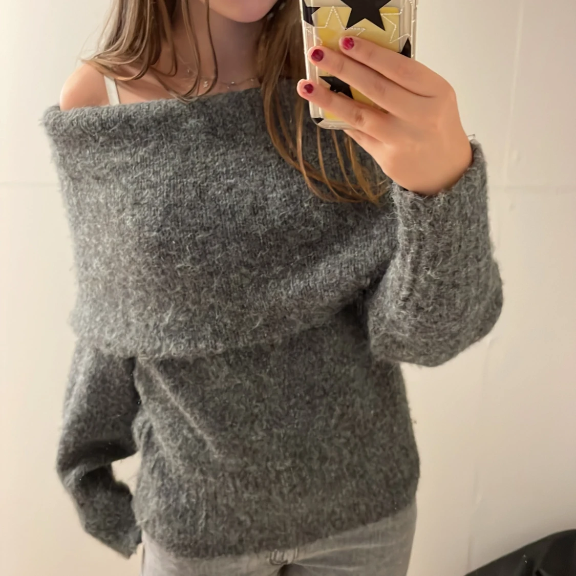 Grå off shoulder tröja