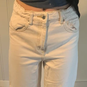 Beige jeans från Gina Tricot - Beige jeans från Gina Tricot i storlek 146/ xsss. Hög midja rak passform. Bomullsmaterial. Köpta för typ 200kr men säljes för 50kr