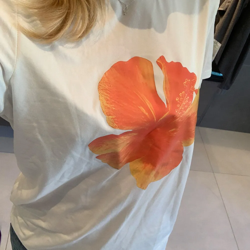 Vit lätt tröja, perfekt till sommaren! 💕. T-shirts.