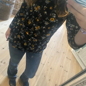 Blommig tröja från Isolde - Blommig tröja i storlek S, har aldrig används