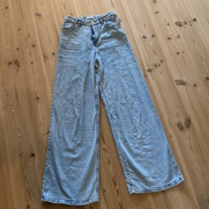 Ljus blåa, högmidjade jeans - Jeansen går ungefär upp till naveln. Dem går ned till mina hälar (163 cm)