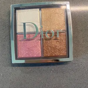 Säljer min Dior palette 001 då den inte kommer till användning. Inköpt för 6 mån sedan och använd ett fåtal gånger med en ren pensel. Nypris 600kr och dior har sällan rabatter/erbjudanden som erbjuds på andra märken. 