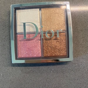 Dior Backstage Face Glow Palette  - Säljer min Dior palette 001 då den inte kommer till användning. Inköpt för 6 mån sedan och använd ett fåtal gånger med en ren pensel. Nypris 600kr och dior har sällan rabatter/erbjudanden som erbjuds på andra märken. 