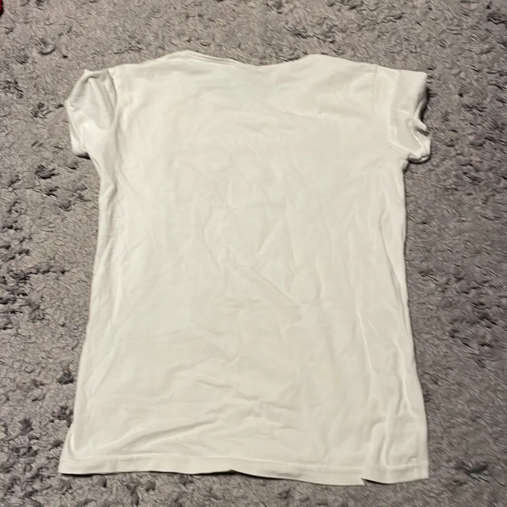 Levis tshirt riktigt snygg och bra skick snabb leverans . T-paidat.