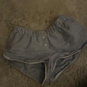 Shorts från Gina young - Säljer dessa blå vit randiga shortsen från Ginatricot young i storlek 134/140  