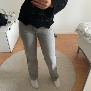 Gråa straight jeans  - Säljer de här superfina gråa jeansen från Gina som aldrig kommit till användning. Säljer nu då de har blivit för små för mig. Dem är lite skrynkliga längst ner då dem har legat i garderoben! Dem är i midwaist.