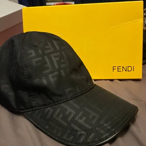 Fendi keps - Fendi keps, bra skick, box med följer 