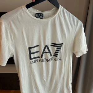 Armani T-shirts S - Olika Armani T-shirts i storlek S allihopa. 