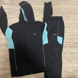 Boss dress - 9/10 skick, fraktr inom 24h✅. Nypris ligger runt 3199kr-3499kr. Passar M då jag själv bär M i allt annat. Pris kan diskuteras vid snabb affär 