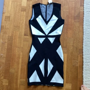 Festklänning - 1% spandex, tajtar till och sitter fint.